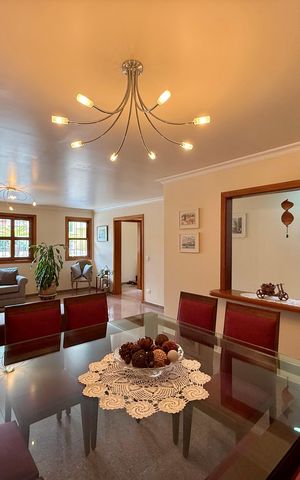 Casa à venda com 329m², 4 quartos e 3 vagas Casa à venda com 329m², 4 quartos e 3 vagasSala