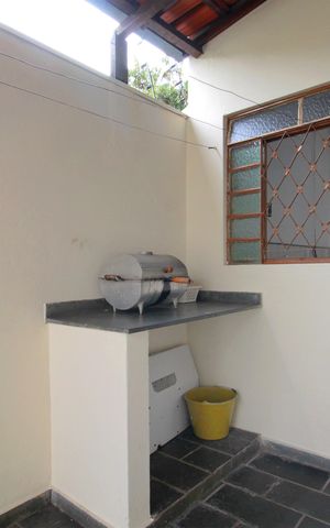 Casa à venda com 281m², 3 quartos e 3 vagasVaranda lateral