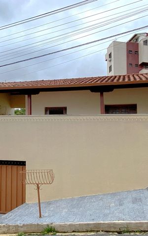 Casa à venda com 281m², 3 quartos e 3 vagas Casa à venda com 281m², 3 quartos e 3 vagasFachada
