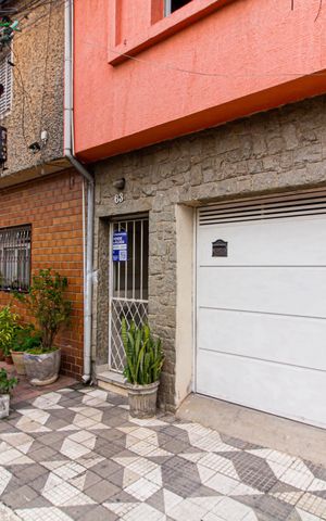 Casa à venda com 104m², 2 quartos e 1 vaga Casa à venda com 104m², 2 quartos e 1 vagaFachada + Plaquinha