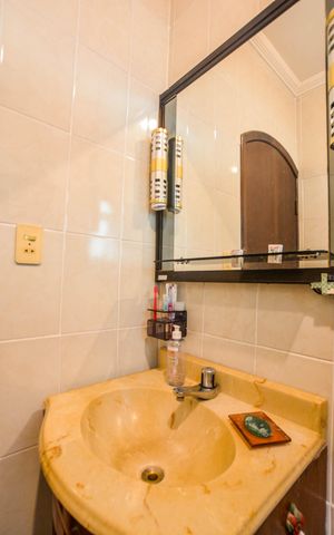 Casa à venda com 186m², 3 quartos e 2 vagas Casa à venda com 186m², 3 quartos e 2 vagasBanheiro