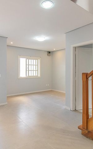 Casa à venda com 240m², 8 quartos e 3 vagas Casa à venda com 240m², 8 quartos e 3 vagasSala