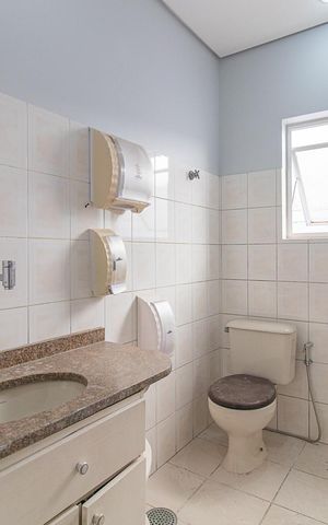Casa à venda com 240m², 8 quartos e 3 vagas Casa à venda com 240m², 8 quartos e 3 vagasBanheiro Social