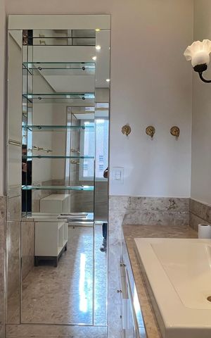 Apartamento à venda com 380m², 4 quartos e 3 vagas Apartamento à venda com 380m², 4 quartos e 3 vagasBanheiro da Suíte 1 e 2