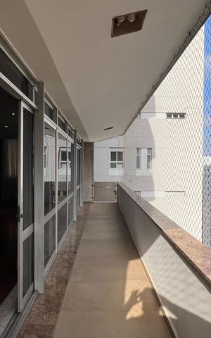 Apartamento à venda com 380m², 4 quartos e 3 vagas Apartamento à venda com 380m², 4 quartos e 3 vagasVaranda