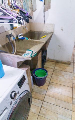 Casa à venda com 380m², 4 quartos e 4 vagas Casa à venda com 380m², 4 quartos e 4 vagasÁrea de Serviço