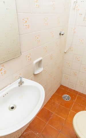 Casa à venda com 380m², 4 quartos e 4 vagas Casa à venda com 380m², 4 quartos e 4 vagasEdícula: Banheiro
