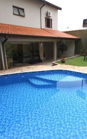 Casa à venda com 282m², 4 quartos e 2 vagasPiscina