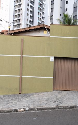 Casa à venda com 282m², 4 quartos e 2 vagasFachada