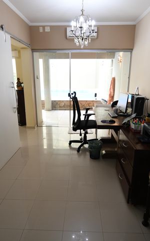 Casa à venda com 282m², 4 quartos e 2 vagasEscritório