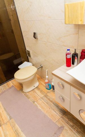 Casa à venda com 280m², 8 quartos e 5 vagas Casa à venda com 280m², 8 quartos e 5 vagasCASA 1: BANHEIRO 3