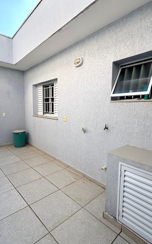 Casa à venda com 259m², 6 quartos e 2 vagas Casa à venda com 259m², 6 quartos e 2 vagasVaranda