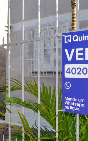 Casa de condomínio à venda com 230m², 3 quartos e 2 vagas Casa de condomínio à venda com 230m², 3 quartos e 2 vagasPlaquinha