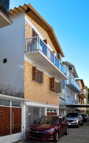 Casa de condomínio à venda com 230m², 3 quartos e 2 vagas Casa de condomínio à venda com 230m², 3 quartos e 2 vagasFachada do imóvel