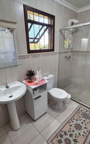 Casa à venda com 159m², 3 quartos e 2 vagas Casa à venda com 159m², 3 quartos e 2 vagasBanheiro