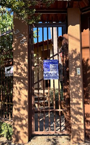 Casa à venda com 159m², 3 quartos e 2 vagas Casa à venda com 159m², 3 quartos e 2 vagasFachada