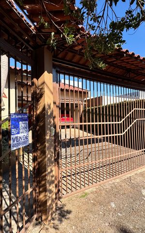 Casa à venda com 159m², 3 quartos e 2 vagas Casa à venda com 159m², 3 quartos e 2 vagasFachada