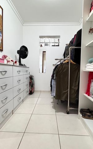Casa à venda com 159m², 3 quartos e 2 vagas Casa à venda com 159m², 3 quartos e 2 vagasCloset