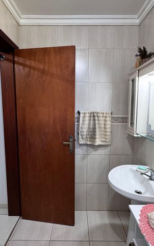 Casa à venda com 159m², 3 quartos e 2 vagas Casa à venda com 159m², 3 quartos e 2 vagasBanheiro