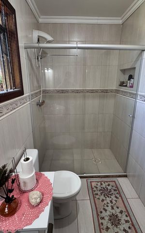 Casa à venda com 159m², 3 quartos e 2 vagas Casa à venda com 159m², 3 quartos e 2 vagasBanheiro