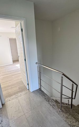 Casa à venda com 129m², 3 quartos e 2 vagas Casa à venda com 129m², 3 quartos e 2 vagasCorredor