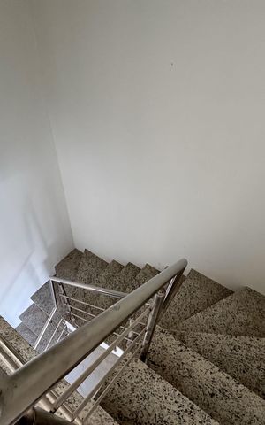 Casa à venda com 129m², 3 quartos e 2 vagas Casa à venda com 129m², 3 quartos e 2 vagasEscada