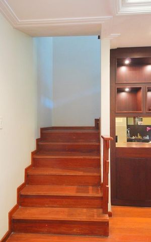Casa à venda com 313m², 4 quartos e 4 vagasEscada - Acesso Piso Superior