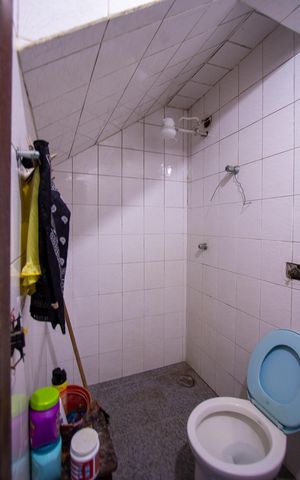 Casa de condomínio à venda com 480m², 5 quartos e 2 vagas Casa de condomínio à venda com 480m², 5 quartos e 2 vagasBanheiro de serviço