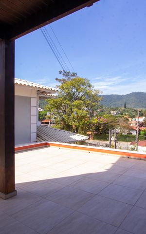 Casa de condomínio à venda com 480m², 5 quartos e 2 vagas Casa de condomínio à venda com 480m², 5 quartos e 2 vagasVaranda