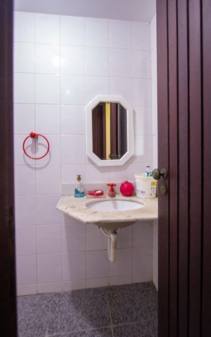 Casa de condomínio à venda com 480m², 5 quartos e 2 vagas Casa de condomínio à venda com 480m², 5 quartos e 2 vagasBanheiro externo