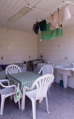 Casa de condomínio à venda com 480m², 5 quartos e 2 vagas Casa de condomínio à venda com 480m², 5 quartos e 2 vagasÁrea de Serviço