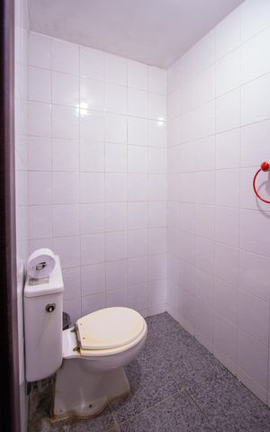 Casa de condomínio à venda com 480m², 5 quartos e 2 vagas Casa de condomínio à venda com 480m², 5 quartos e 2 vagasBanheiro externo