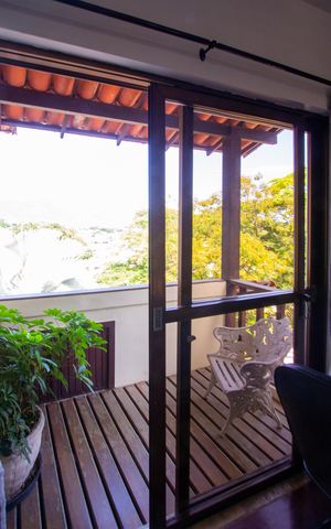 Casa de condomínio à venda com 480m², 5 quartos e 2 vagas Casa de condomínio à venda com 480m², 5 quartos e 2 vagasVaranda da Suíte 1