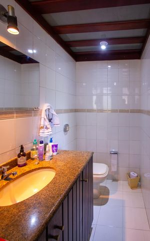Casa de condomínio à venda com 480m², 5 quartos e 2 vagas Casa de condomínio à venda com 480m², 5 quartos e 2 vagasBanheiro da Suíte 1