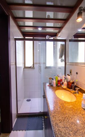 Casa de condomínio à venda com 480m², 5 quartos e 2 vagas Casa de condomínio à venda com 480m², 5 quartos e 2 vagasBanheiro da Suíte 1