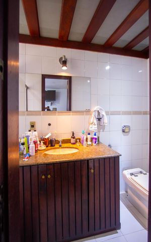 Casa de condomínio à venda com 480m², 5 quartos e 2 vagas Casa de condomínio à venda com 480m², 5 quartos e 2 vagasBanheiro da Suíte 1