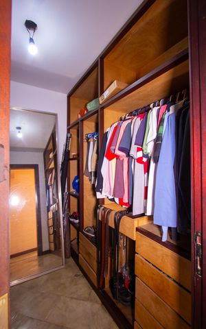 Casa de condomínio à venda com 480m², 5 quartos e 2 vagas Casa de condomínio à venda com 480m², 5 quartos e 2 vagasCloset da Suíte 2