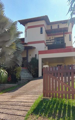 Casa de condomínio à venda com 480m², 5 quartos e 2 vagas Casa de condomínio à venda com 480m², 5 quartos e 2 vagasFachada + Placa