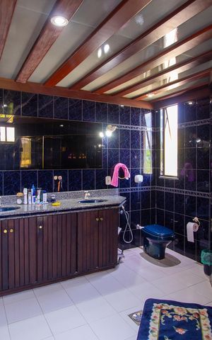 Casa de condomínio à venda com 480m², 5 quartos e 2 vagas Casa de condomínio à venda com 480m², 5 quartos e 2 vagasBanheiro da Suíte 2
