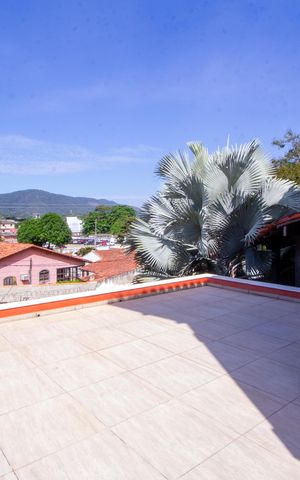 Casa de condomínio à venda com 480m², 5 quartos e 2 vagas Casa de condomínio à venda com 480m², 5 quartos e 2 vagasVaranda