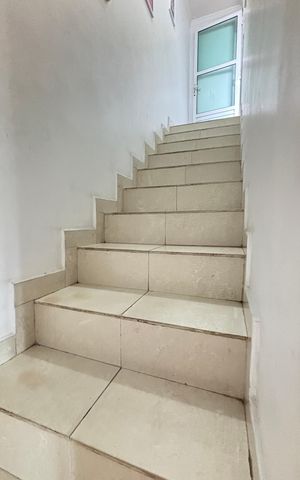 Apartamento à venda com 263m², 2 quartos e 2 vagas Apartamento à venda com 263m², 2 quartos e 2 vagasEscada
