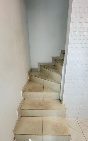 Apartamento à venda com 263m², 2 quartos e 2 vagas Apartamento à venda com 263m², 2 quartos e 2 vagasEscada