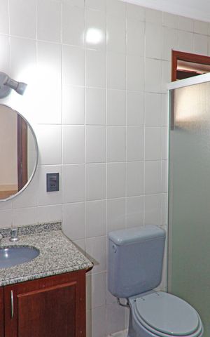 Casa de condomínio para alugar com 399m², 4 quartos e 4 vagasBanheiro de Serviço