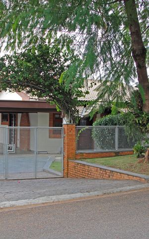 Casa de condomínio para alugar com 399m², 4 quartos e 4 vagasFachada 