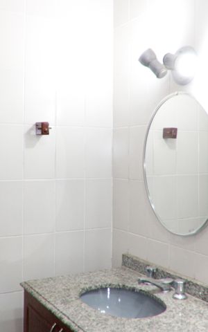 Casa de condomínio para alugar com 399m², 4 quartos e 4 vagasBanheiro de Serviço