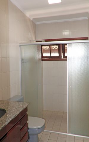 Casa de condomínio para alugar com 399m², 4 quartos e 4 vagasBanheiro