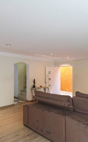 Casa à venda com 240m², 4 quartos e 2 vagas Casa à venda com 240m², 4 quartos e 2 vagasSala
