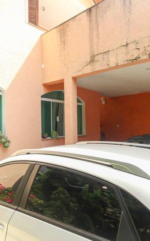 Casa à venda com 240m², 4 quartos e 2 vagas Casa à venda com 240m², 4 quartos e 2 vagasGaragem