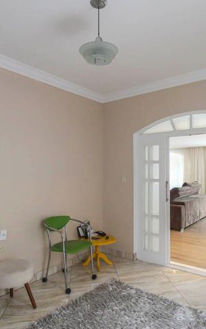 Casa à venda com 240m², 4 quartos e 2 vagas Casa à venda com 240m², 4 quartos e 2 vagasSala de TV
