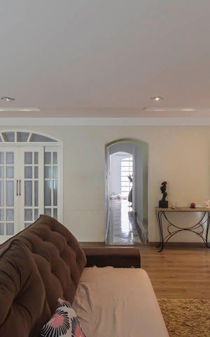 Casa à venda com 240m², 4 quartos e 2 vagas Casa à venda com 240m², 4 quartos e 2 vagasSala